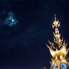 Луна над шпилем башни