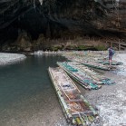 Бамбуковые плоты у входа в грот
